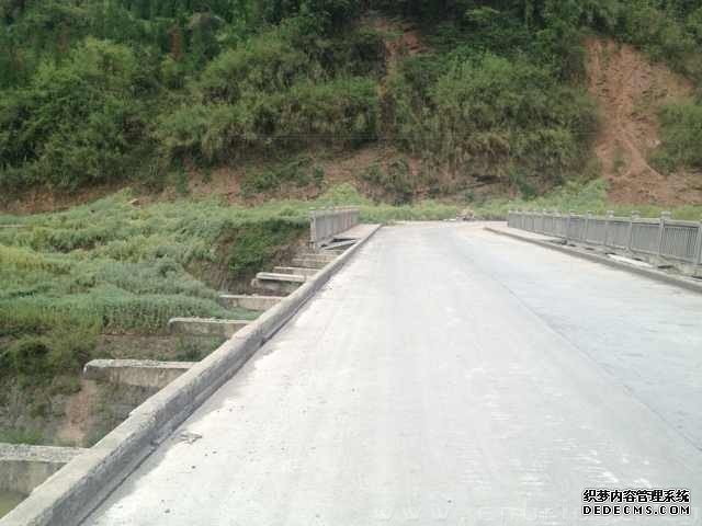 大部分栏杆脱落